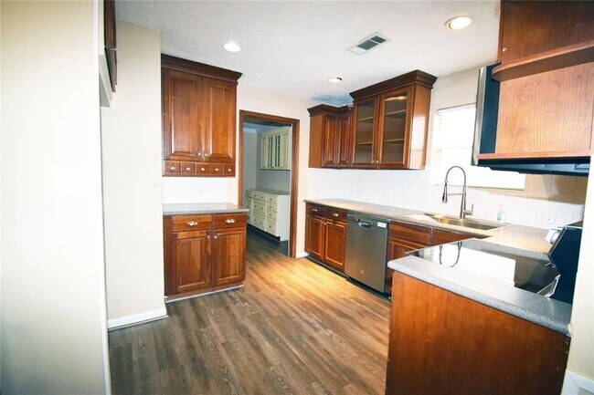 Foto del edificio - 1806 Cedarwood Ct