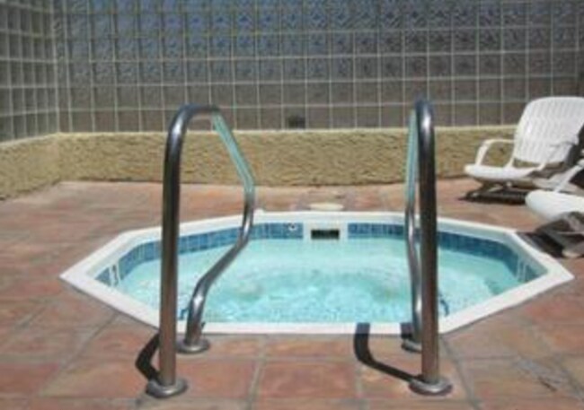 Foto del edificio - Beautiful 1 Bed /1 Bath with Hardwood Floors, Central AC, Stainless Steel Appliances, Balcony, Gy...