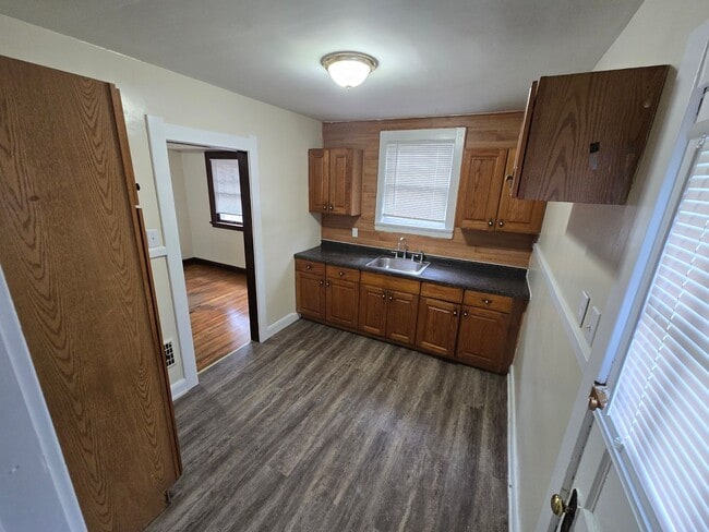 Building Photo - 2 Bedroom House