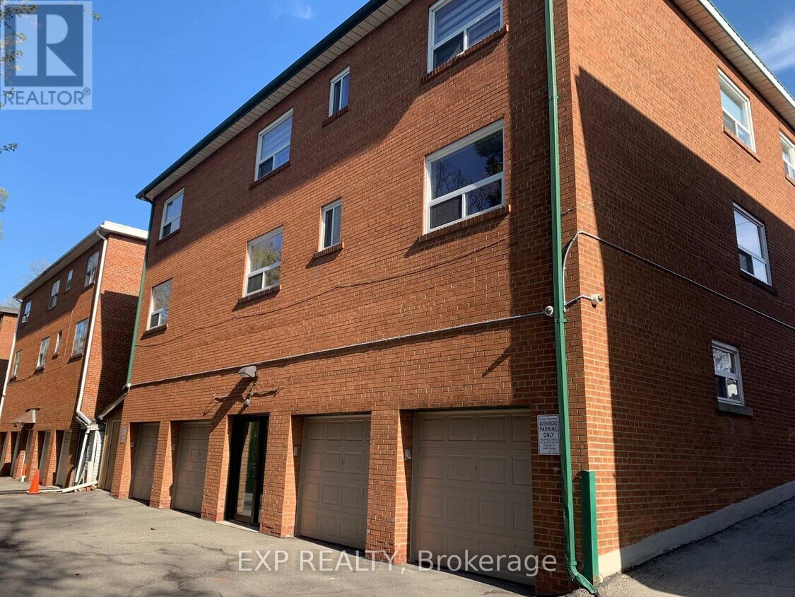 Photo du bâtiment - 458-458 Lawrence Ave W