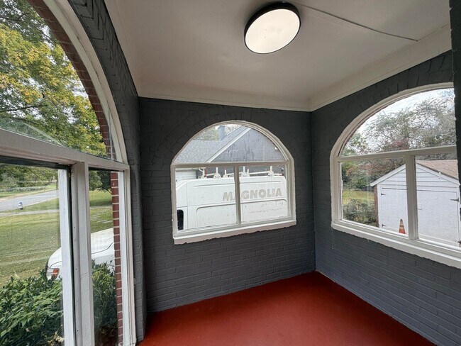Foto del edificio - Spacious NE Roanoke City Home!