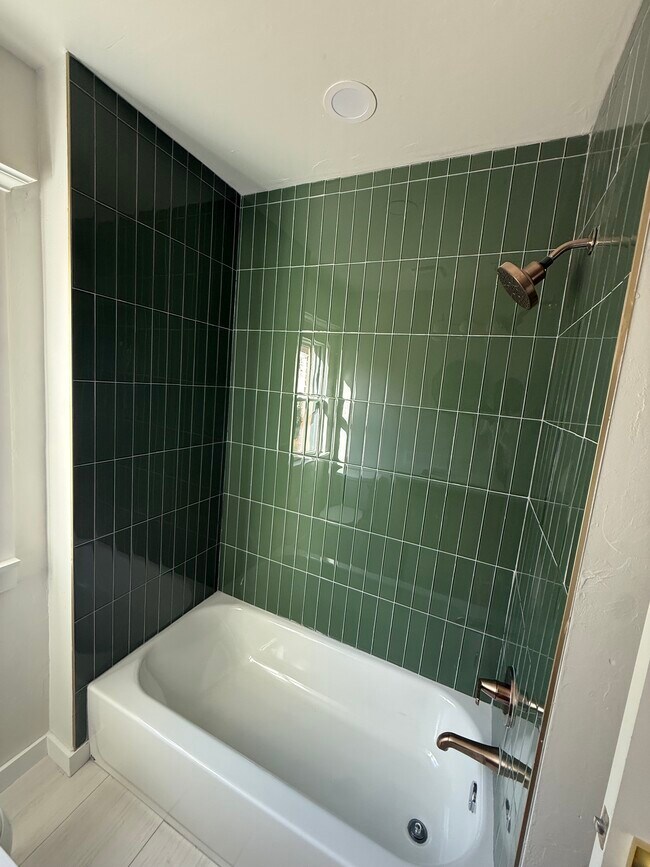 Ducha/Bañera - 822 NE 17th St