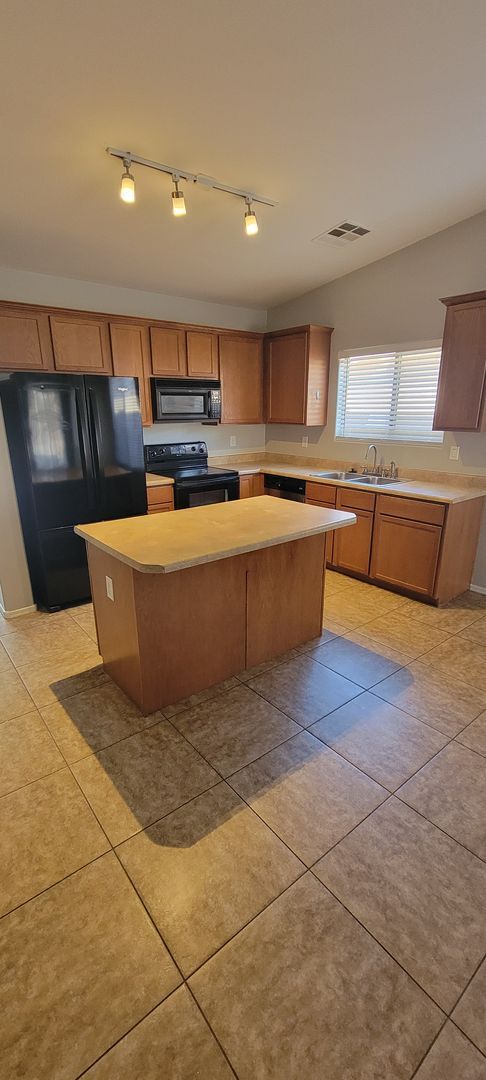 Foto del edificio - 45360 W Woody Rd