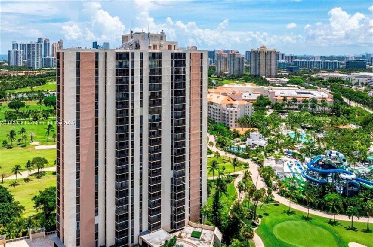 Foto principal - 20335 W Country Club Dr