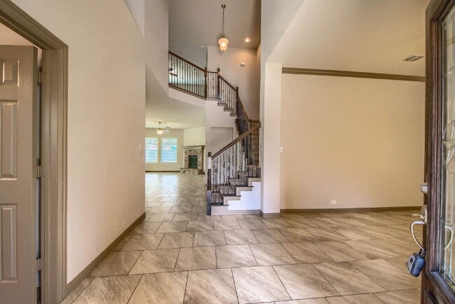 Building Photo - ****Go Big, Then Come Home to Comfort and Style!****