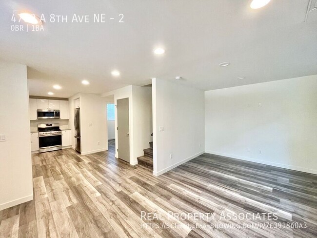 Building Photo - Modern Townhome with ROOMS Available in Un...