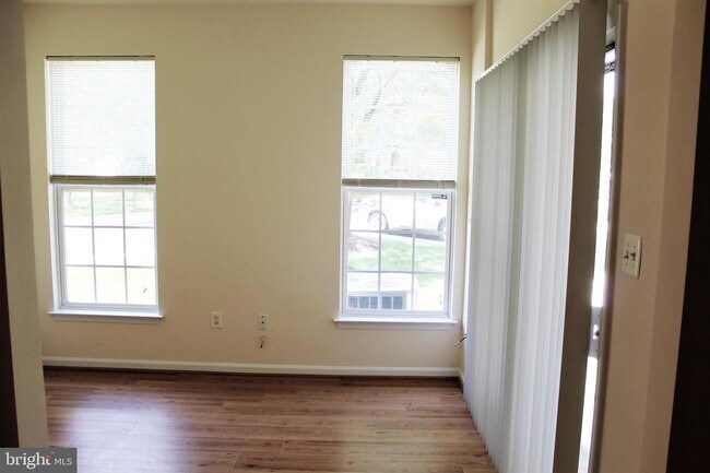 Building Photo - 13112 Park Crescent Cir