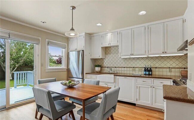 Building Photo - Quintessential Greenlake 4 Bed 3 Bath Home