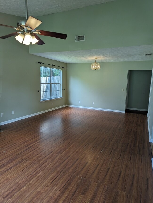 Main living area - 110 W White Hawthorne Dr