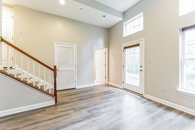 Building Photo - 3 bed 2.5 bath rowhome for rent