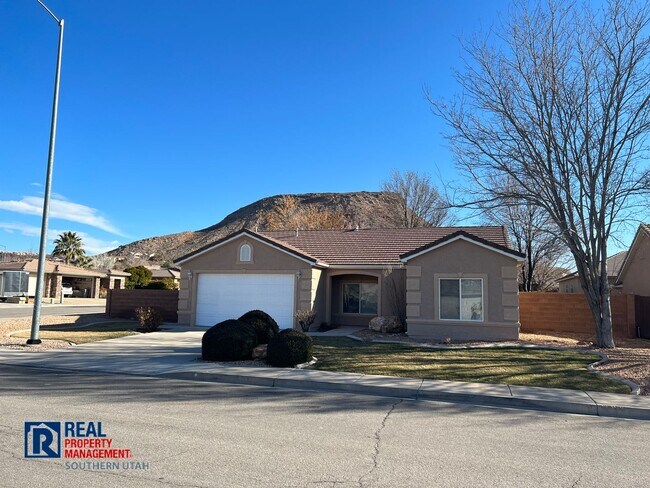 Building Photo - 3 bed 2 bath Home with LANDSCAPE MAINTENAN...