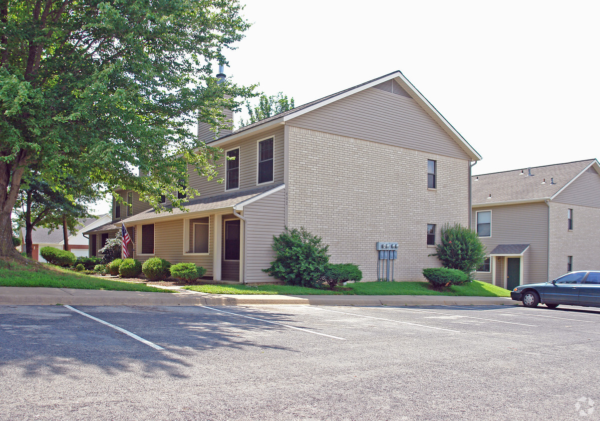 Building Photo - 402 Fairway Cir