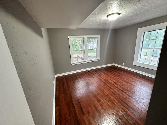 Building Photo - 166 Holt Ln