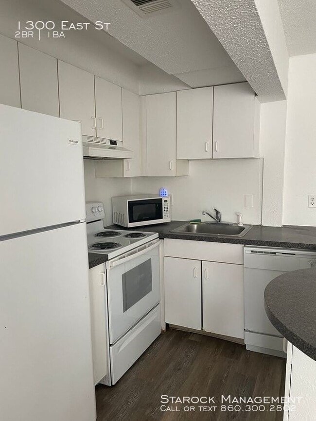 Building Photo - Amazing 2 bedroom plus office!