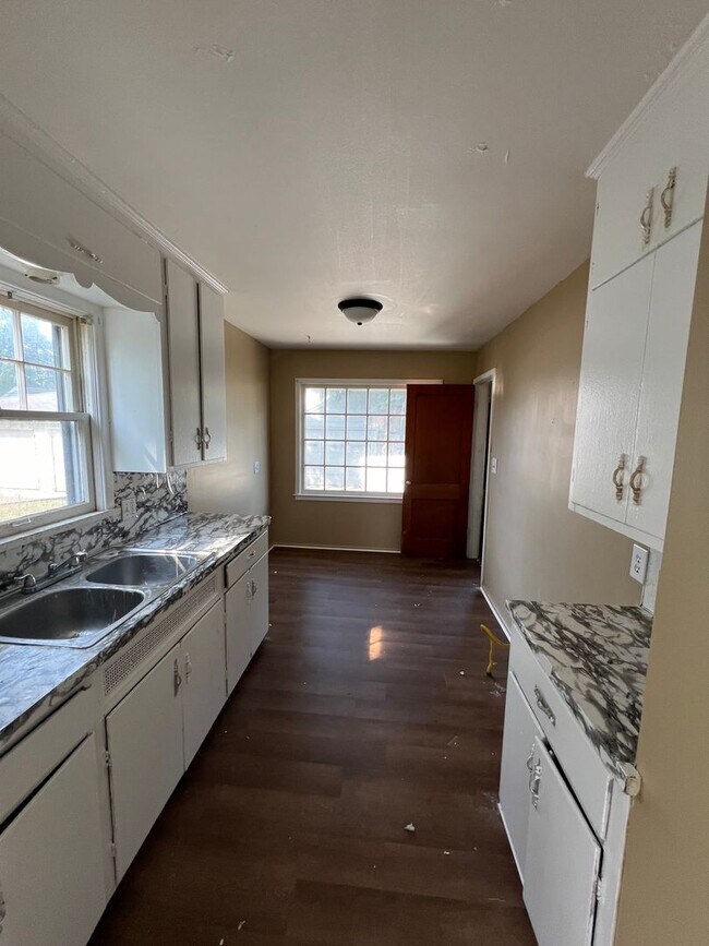 Building Photo - Cute 2 Bedroom with Backyard Located in No...