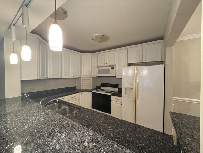 Foto del edificio - Come see this great condo in Myers Park in...