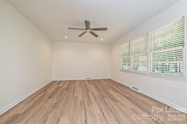 Foto del edificio - 5121 Farm Pond Ln