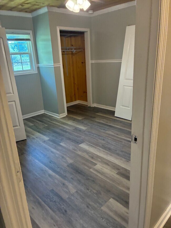 Building Photo - 3 Bed 2 Bath Brick Home Newly Renovated