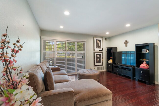 Building Photo - 3863 Thorncroft Ln