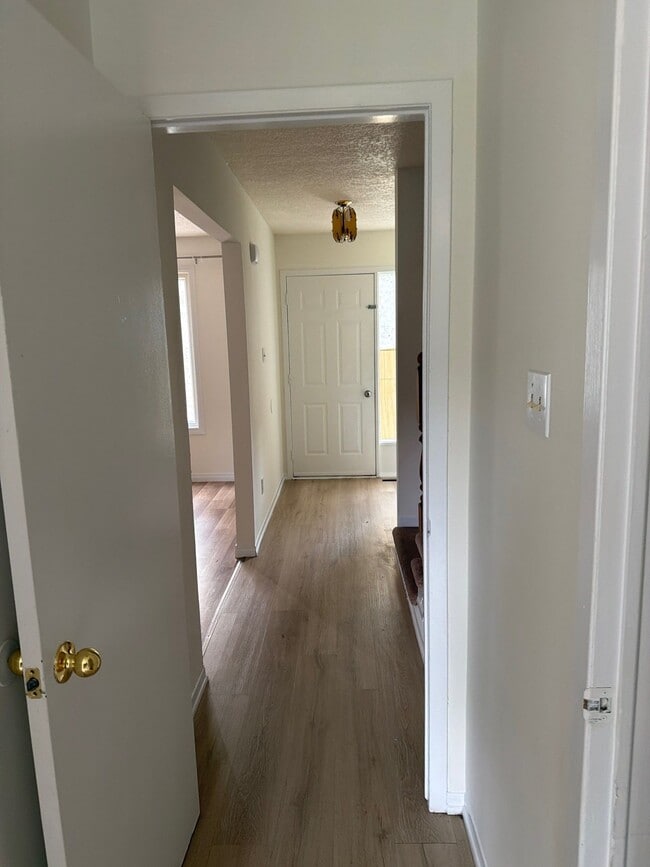Building Photo - SPACIOUS THREE BEDROOM TOWNHOME IN WESTMOUNT