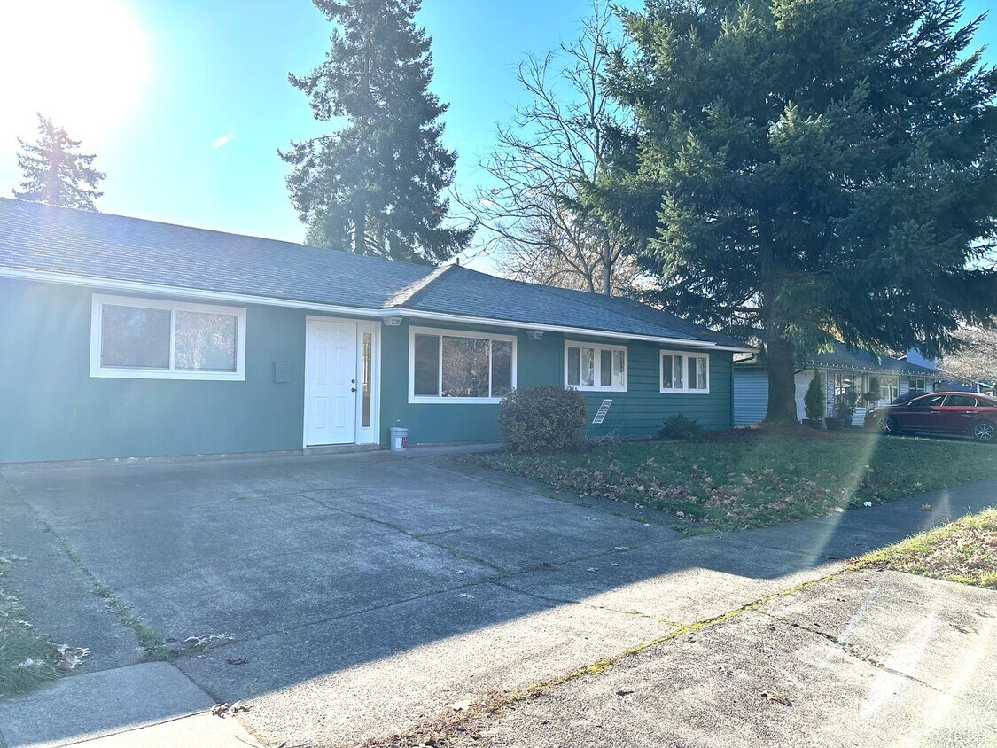 Foto principal - 4 Bedroom Parkrose Home with Bonus Room!