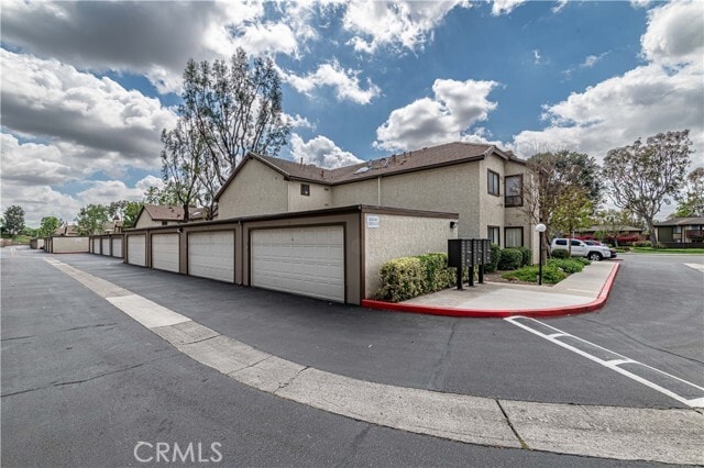 Foto del edificio - 640 N Brea Blvd