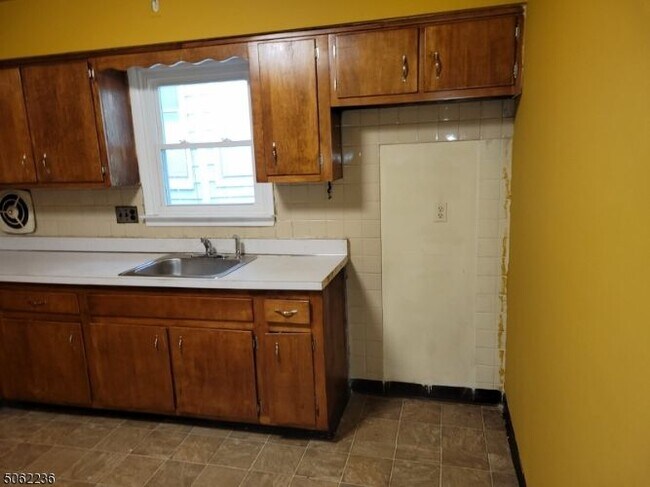 Building Photo - 468 Summer Ave