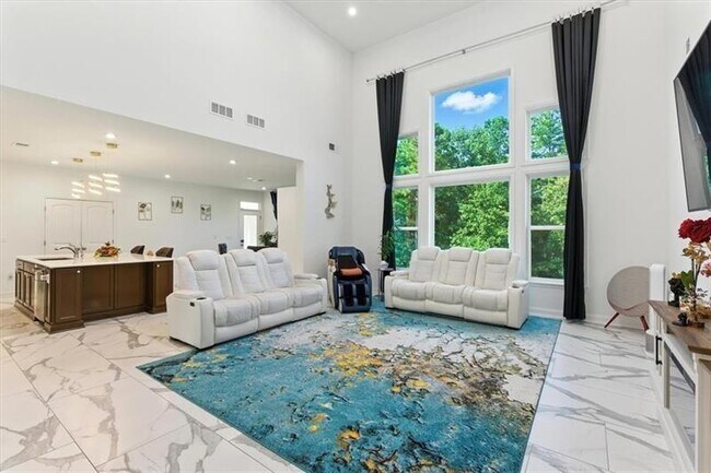 Foto del edificio - 2121 Harmony Dr