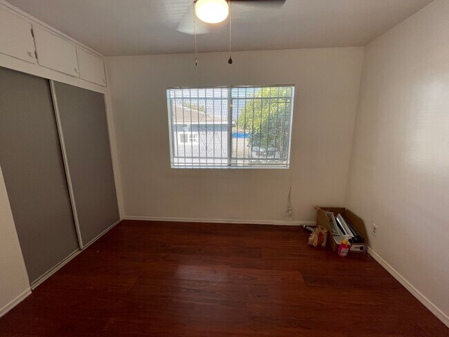 Building Photo - 1058 W 111th St