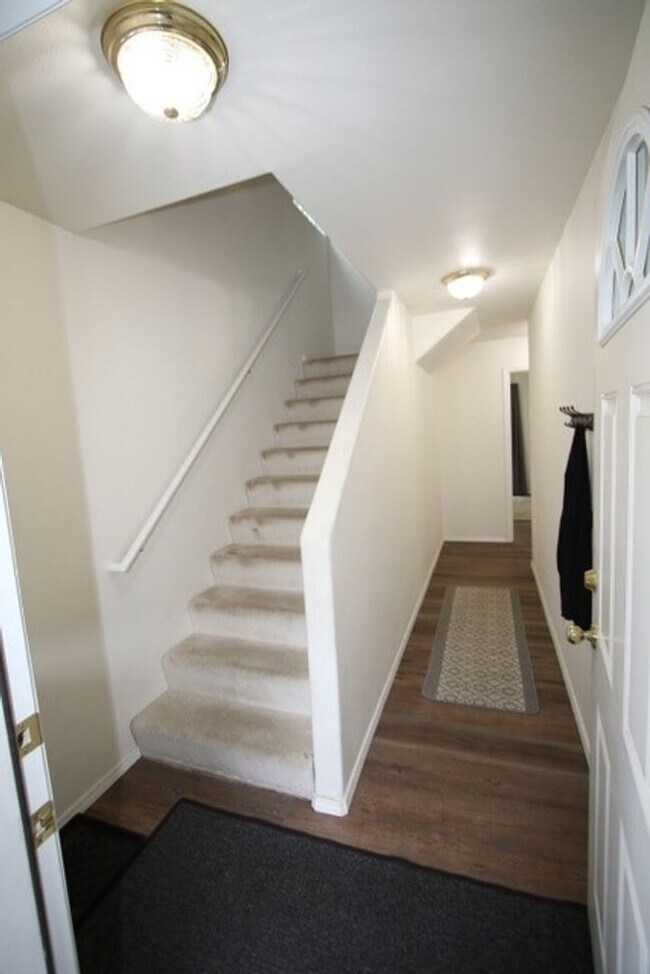 Building Photo - 3 Bedroom Close to JBER!