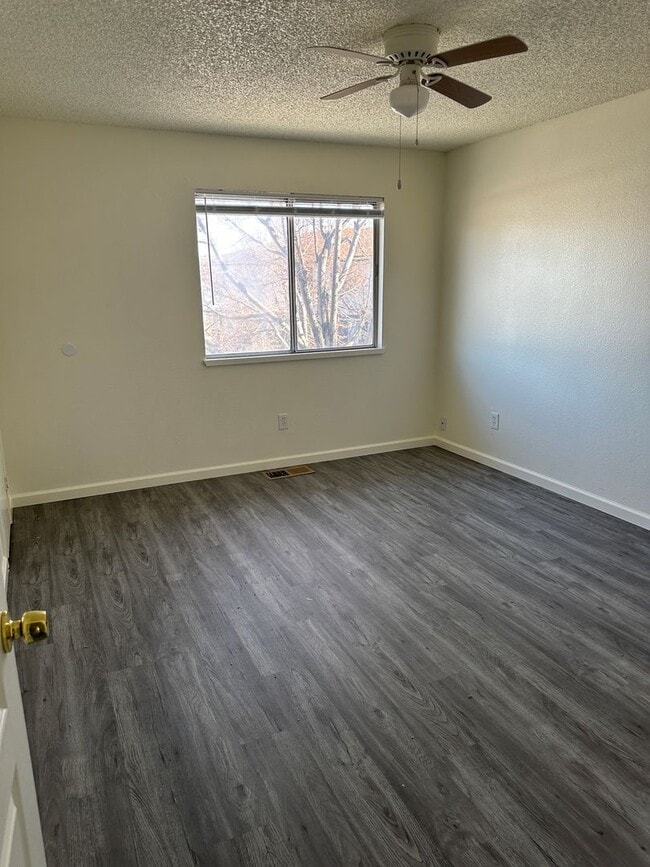 Building Photo - 3 Bedroom, 2 1/2 Bath Condo in Park Terrac...