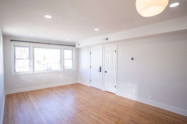 Foto del edificio - 5735 W Addison St