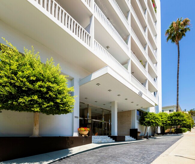 Foto del edificio - 999 N Doheny Dr