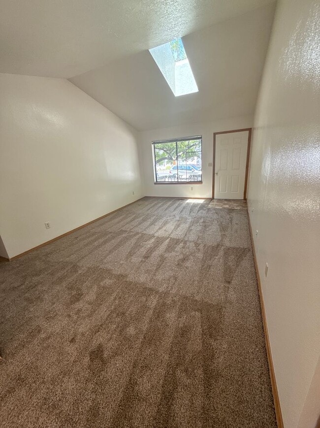 Building Photo - NE 3 BDRM, 2 Bath House, NEW Carpet & Pain...