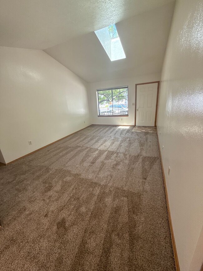 Foto del edificio - NE 3 BDRM, 2 Bath House, NEW Carpet & Pain...