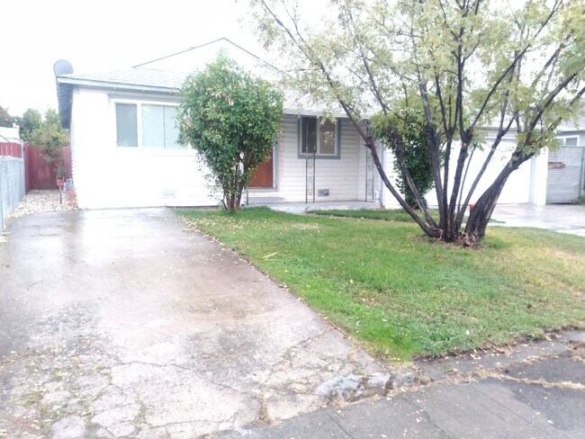 Foto del edificio - 3 bed 1 bath available in North Highlands!