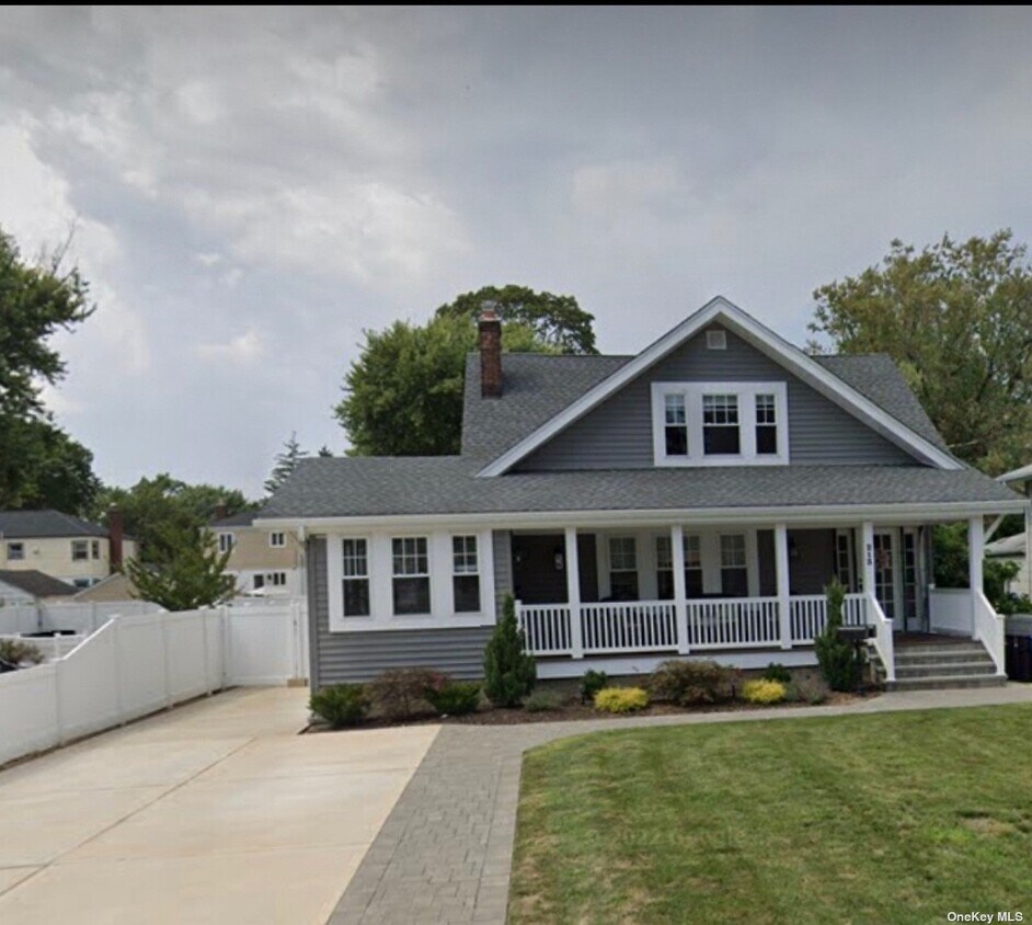 213 Rocklyn Ave Unit 2, Lynbrook, NY 11563 Room for Rent in Lynbrook