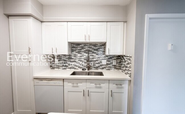 Foto del edificio - 2 Bed/2 Bath Condo with Modern Amenities / Available Now!
