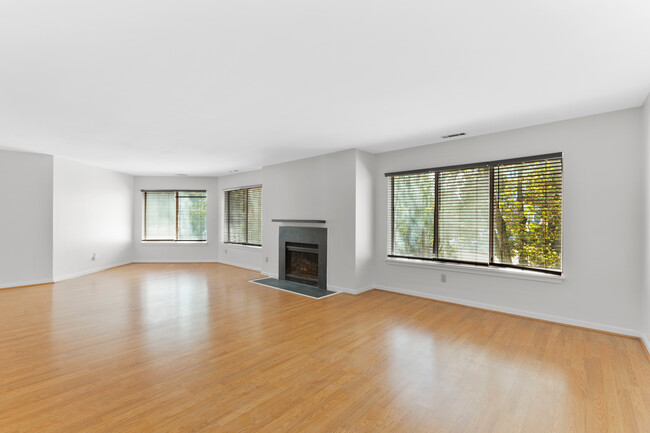 Living/Dining Room with Open Floor Plan - 15 Harbour Close