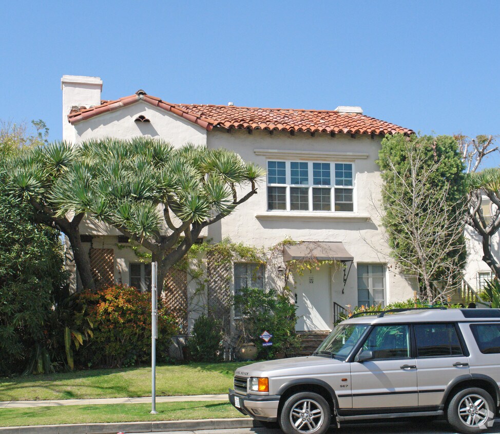 Building Photo - 9905 Robbins Dr