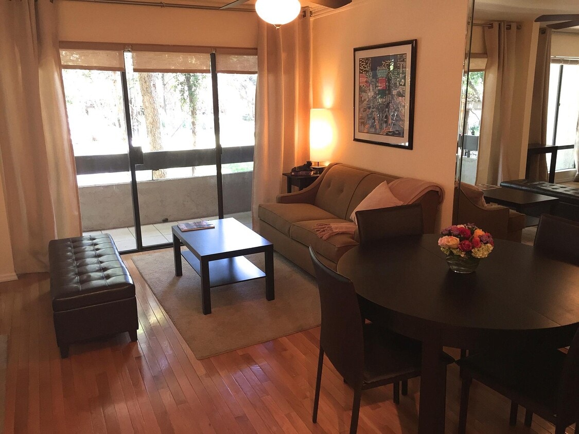 Living Room with Balcony and Park Views - 950 N Kings Rd