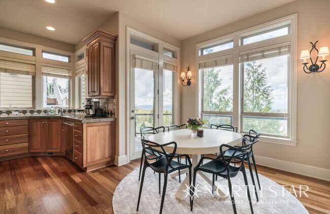 Building Photo - Amazing Views in Forest Heights