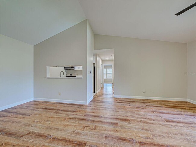 Foto del edificio - 4008 Crockers Lake Blvd