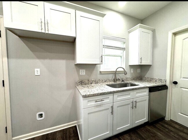 Foto del edificio - 461 Ridge Rd.
