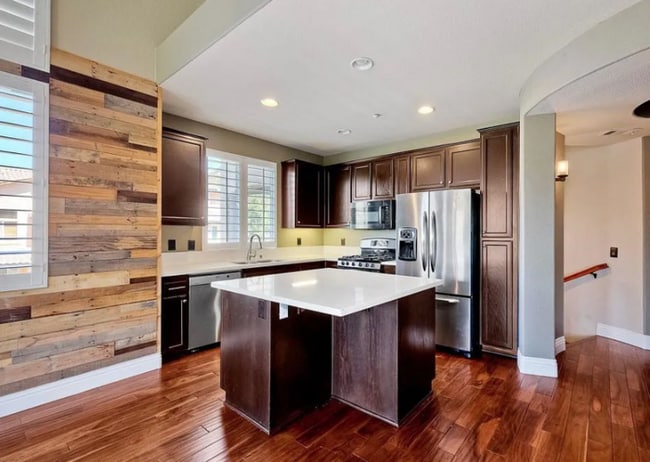 Building Photo - Three Story Townhome Overlooking Singing H...
