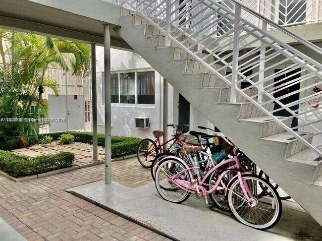 Foto del edificio - 7440 Byron Ave