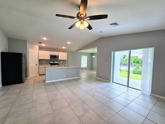 Building Photo - Beautiful 4-Bedroom, 2-Bath Home with Mode...