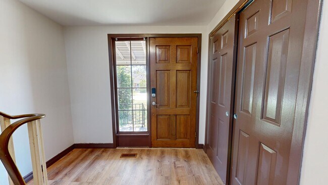 Photo du bâtiment - SPACIOUS THREE BEDROOM-2 BATHROOM TOWNHOME IN NORTH LONDON