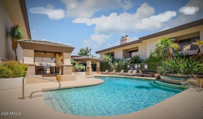 Foto del edificio - 3235 E Camelback Rd