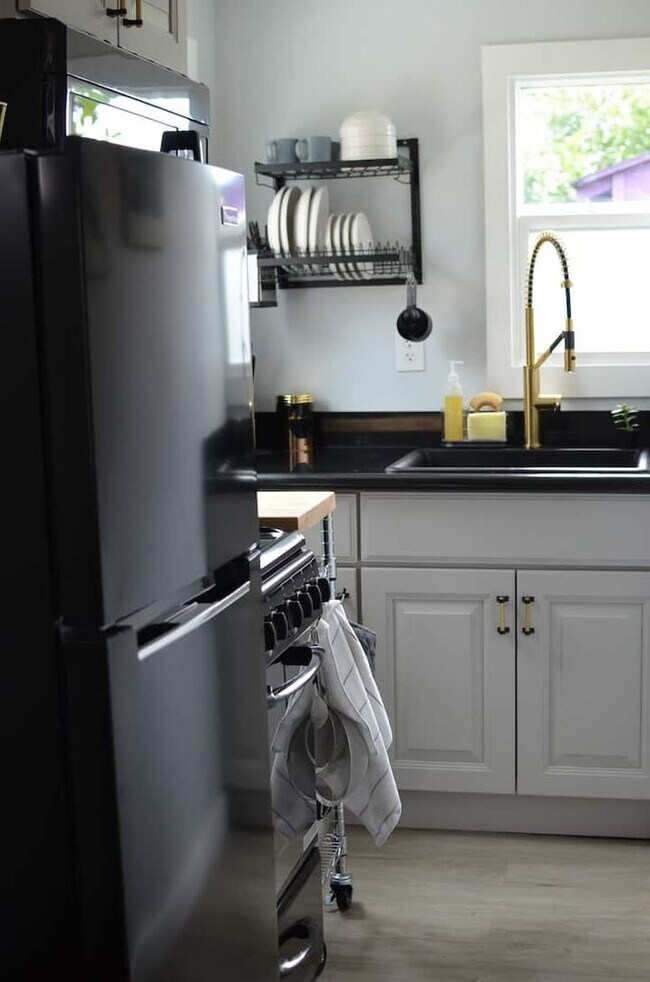 Foto del edificio - Charming studio ADU with private yard in White Center